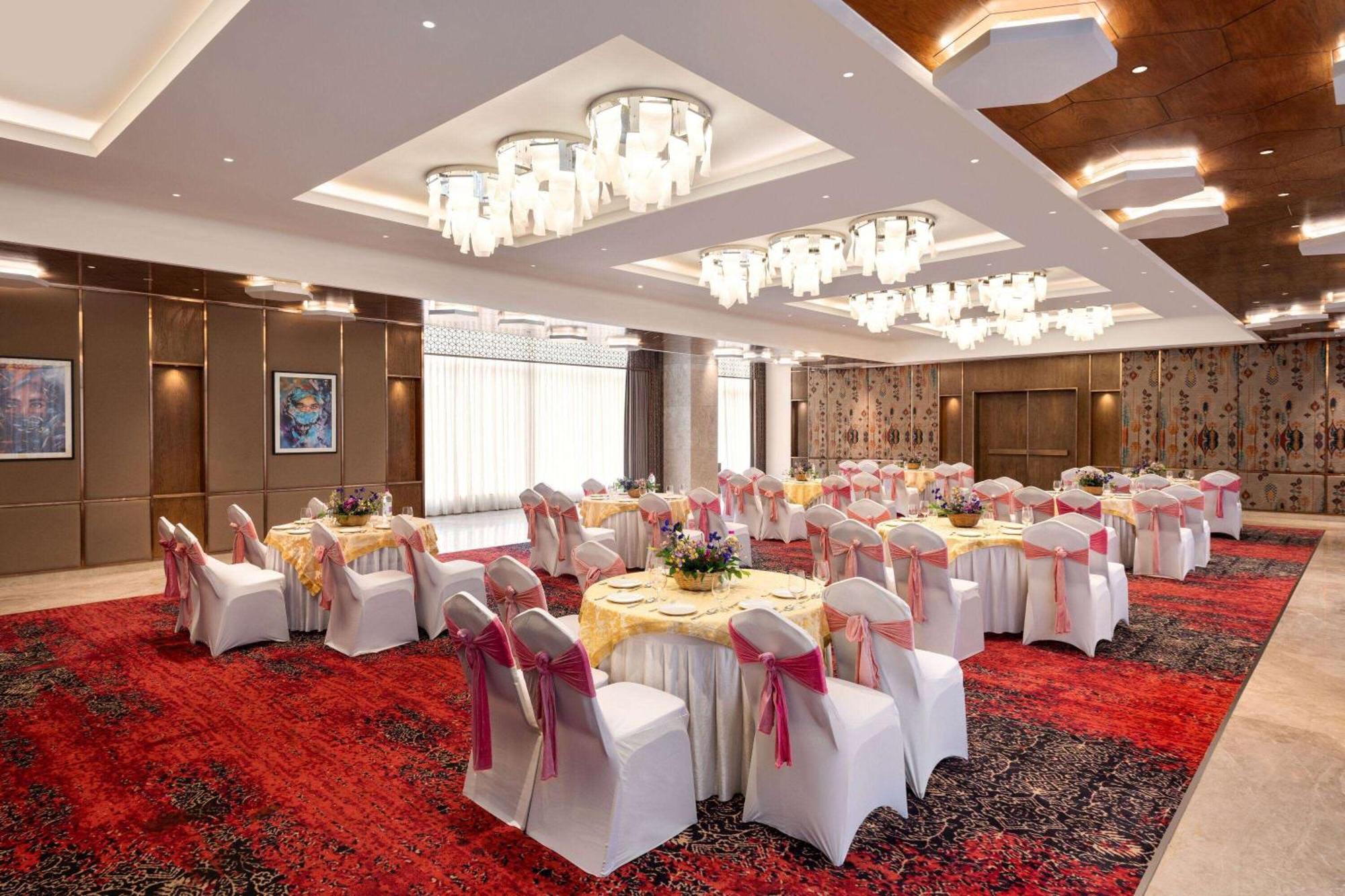 Hotel Ramada By Wyndham Gorakhpur Gorakhnath Mandir Road Exterior foto