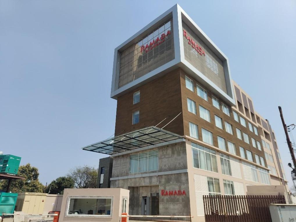 Hotel Ramada By Wyndham Gorakhpur Gorakhnath Mandir Road Exterior foto